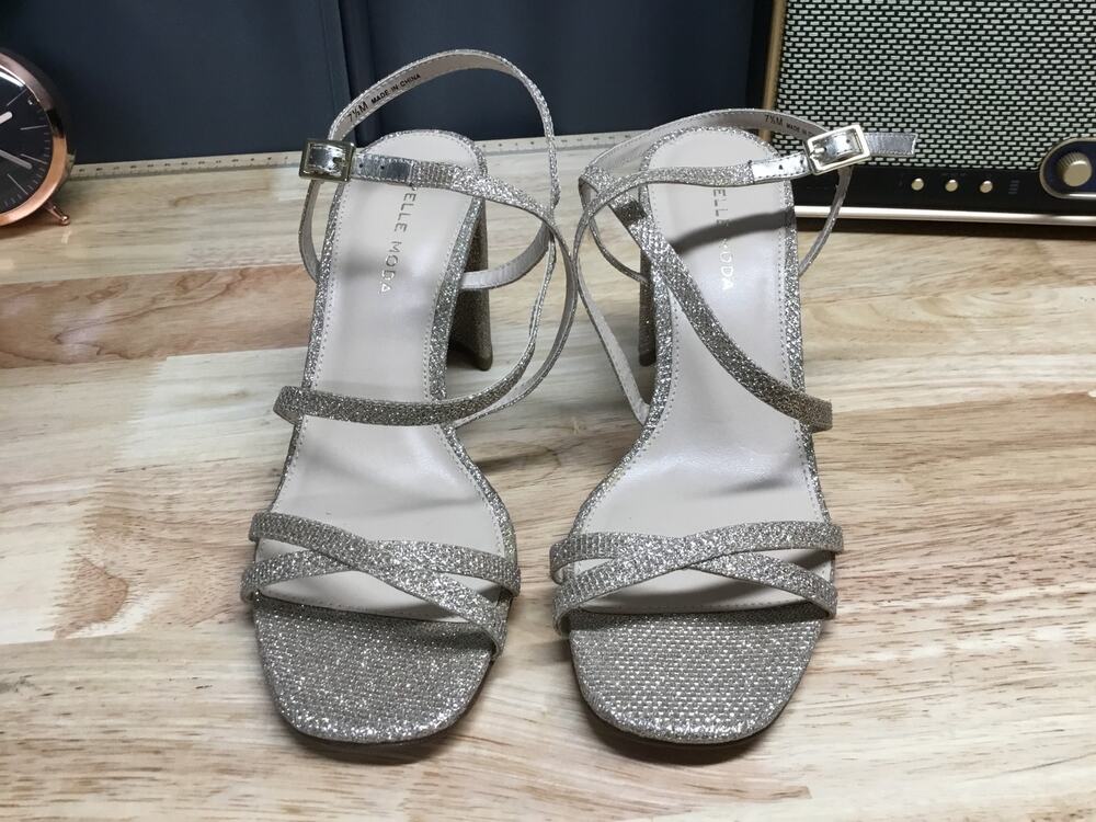 Pelle Moda Sandals Womens 7.5M Silver Glitter Open Toe Block Heel Buckle Closure
